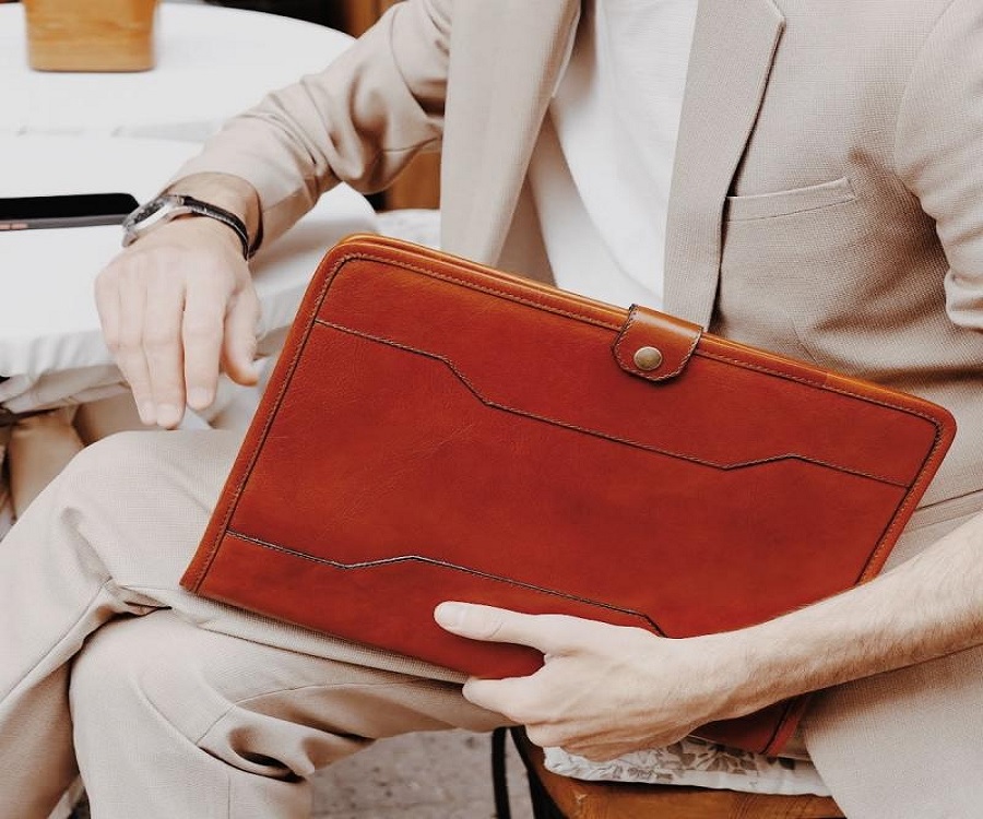 Unveiling the Pioneering Features of Modern Leather Portfolios